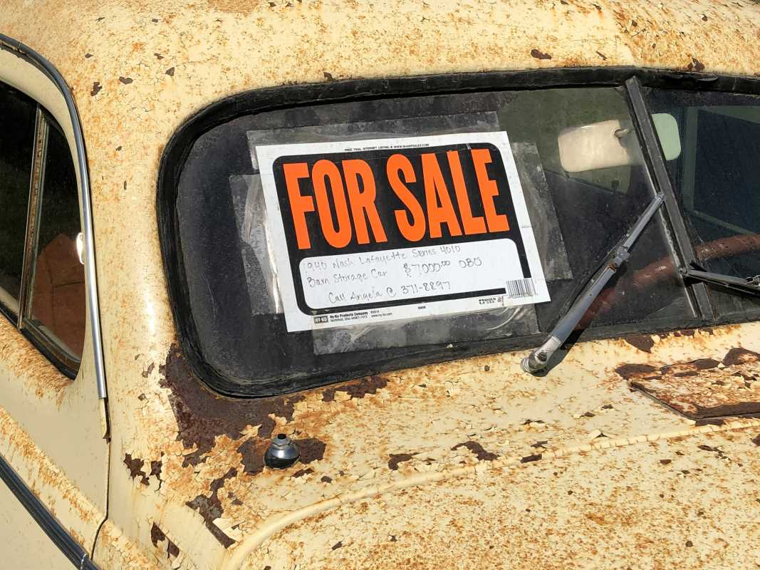 The Difference Between Selling Privately vs. to a Car-Buying Service