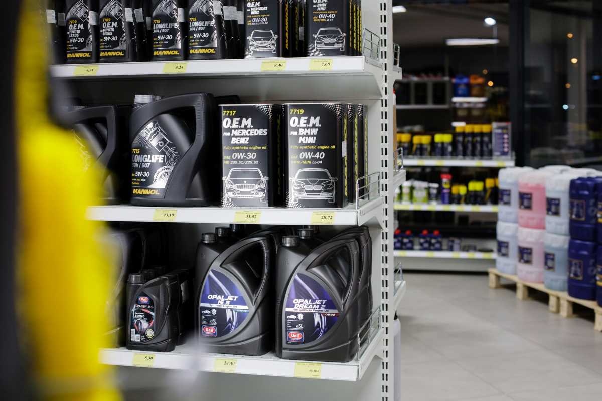 A Comprehensive Guide to Choosing the Right Engine Oil for Your Vehicle